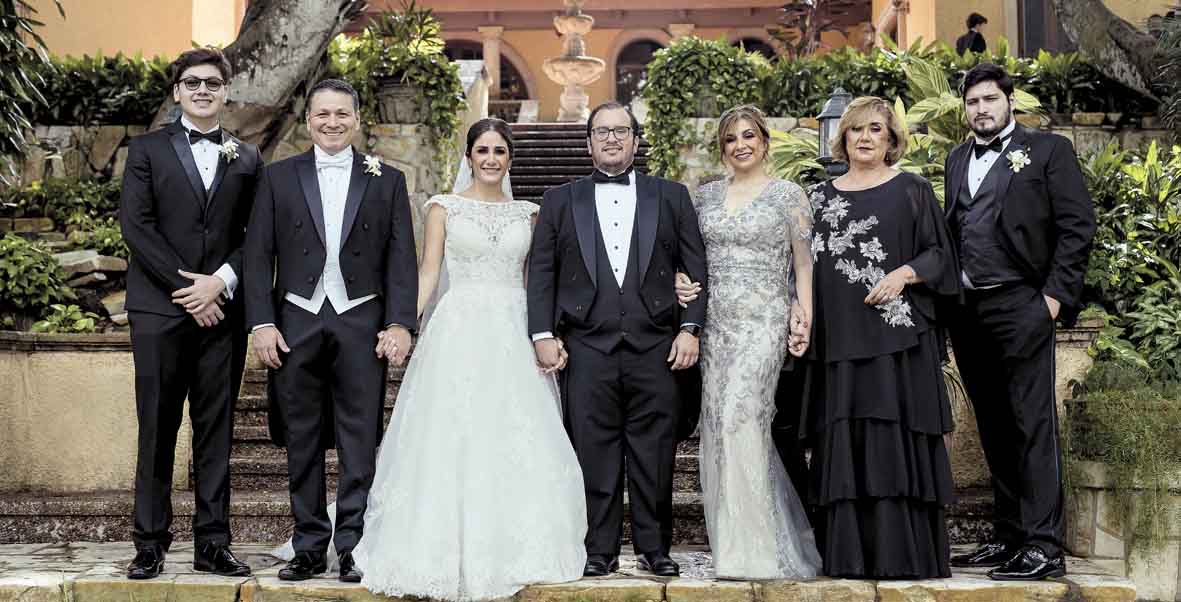 Toño Díaz, Antonio Díaz, los novios, Gabriela Leal, Alicia de Leal y Guillermo Díaz / Foto: Tatiana Capacha