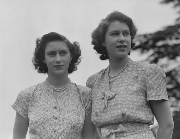 Margarita e Isabel posan para una fotografía con sus vestidos estampados y perlas