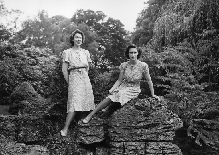 Un par de hermanas reales posando sobre las rocas en el Royal Lodge en Windsor