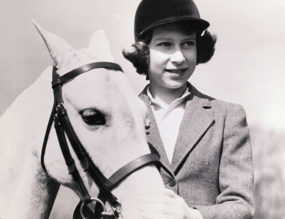Aquí está la princesa Isabel, que empezó a montar a caballo con su propio pony