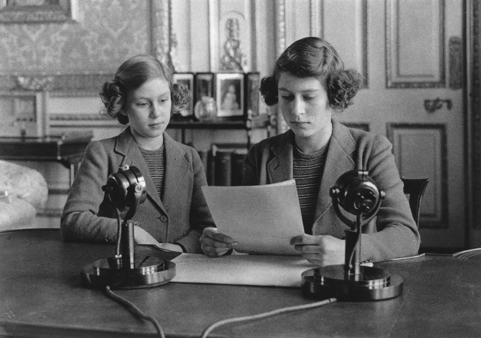 Las princesas Margarita e Isabel se dirigen a los niños del Imperio Británico durante la Segunda Guerra Mundial en una transmisión de radio