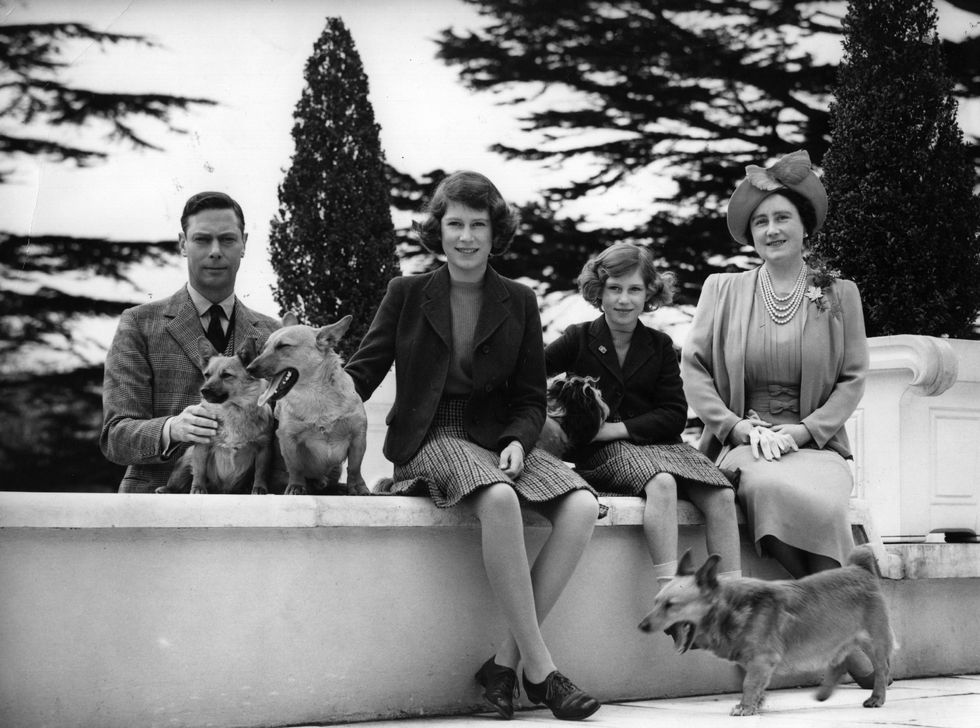 Un retrato familiar (con los perros, por supuesto) en los terrenos del Royal Lodge en Windsor