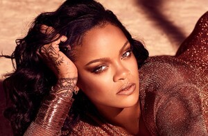 Rihanna muestra su baby bump con un top abierto. (Foto: Instagram).