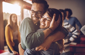 ¿Por qué son buenos los abrazos? Esto pasa cuando te abrazan (Foto: Getty Images)