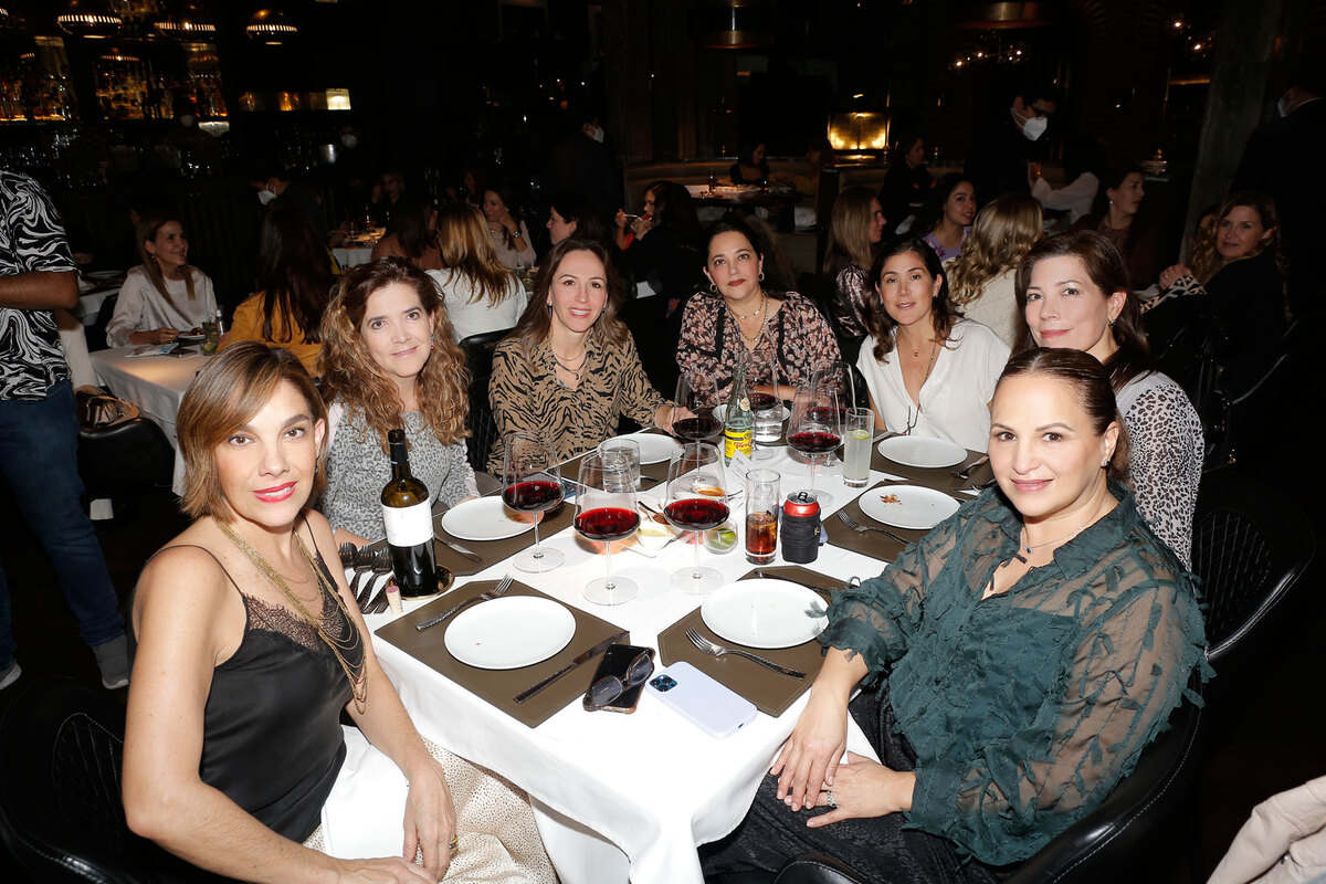Mariana Engelbrecht, Mely González de Furber, Karina Lobeira, Astris Ainza, Lorena Dubois, María Constanza Pardo y LIly Álvaro