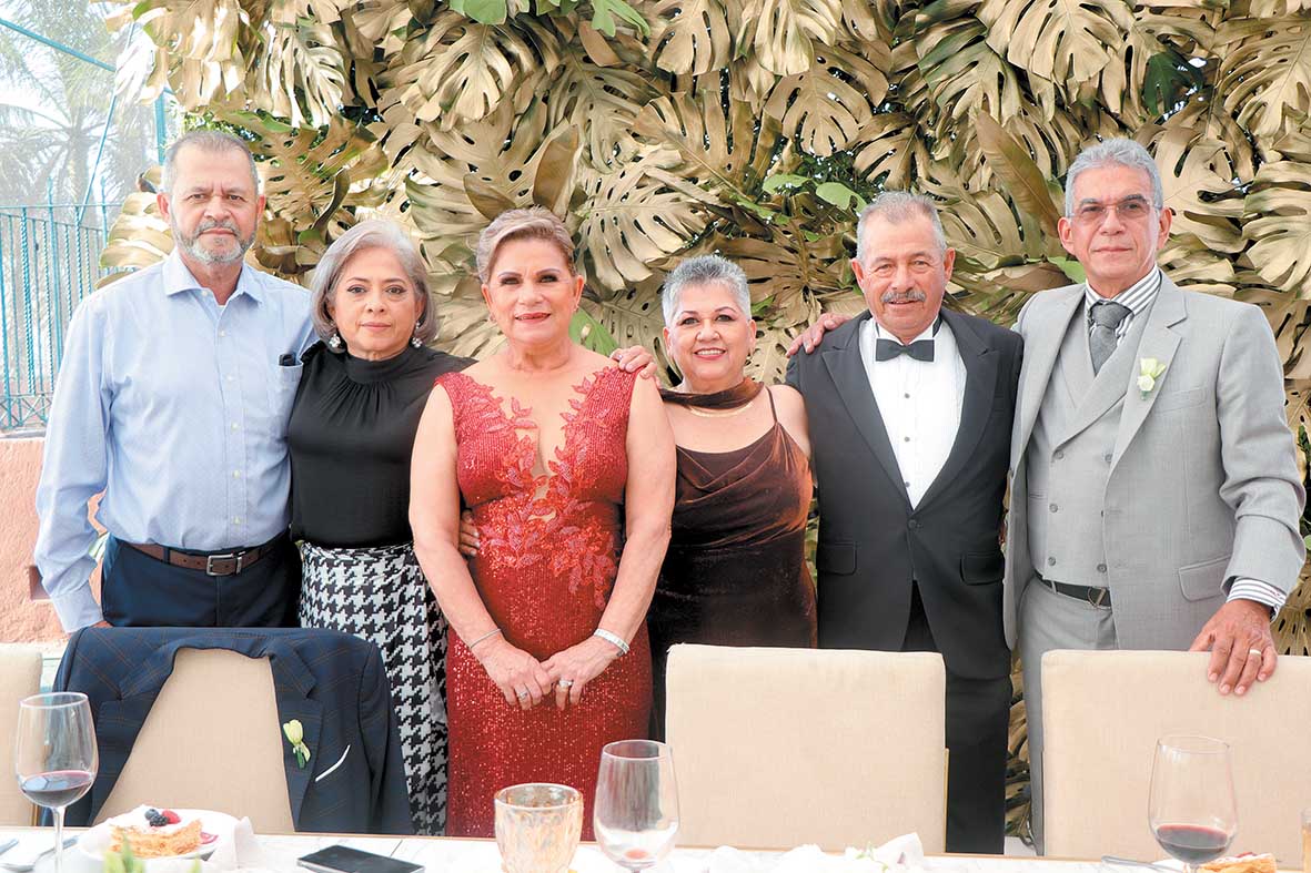 Manuel del Ángel, Tomasa Lozano Hilda del Ángel, Cristina de del Ángel, Francisco del Ángel y Óscar Gómez / Fotos: Dennis Hernández
