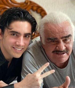 Vicente Fernández y su nieto Alejandro. (Foto: Instagram).