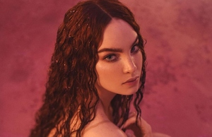 Belinda y cómo llevar un abrigo como vestido para Navidad (Foto: Instagram)