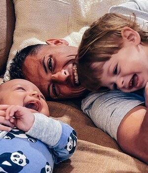Chicharito Hernández y sus hijos Nala y Noah. (Foto: Instagram).