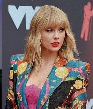 Taylor Swift está comprometida con su novio Joe Alwyn según rumores.