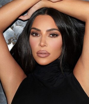 Kim Kardashian se une a la tendencia del clásico bikini negro. (Foto: Instagram).