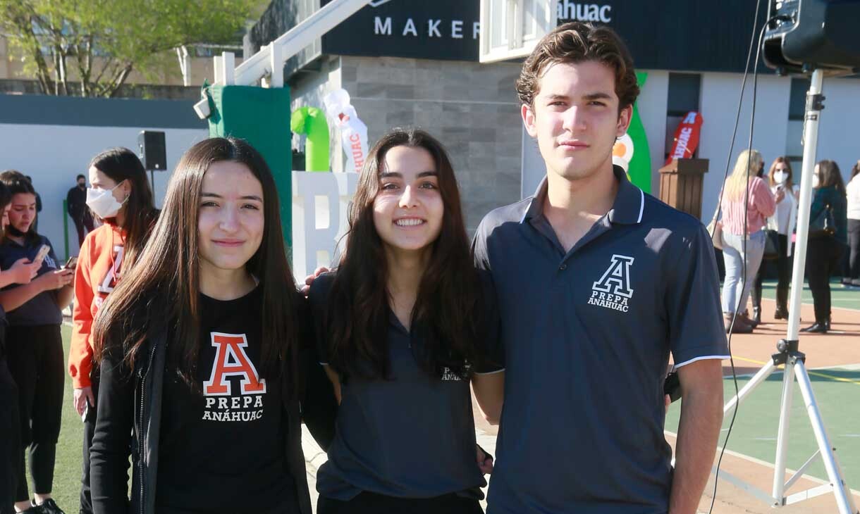 Regina Elizondo, Juliana Llarena  y Santiago Borrego