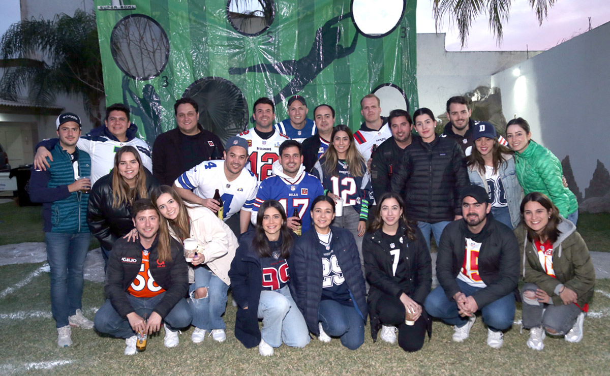 Amigos y sus parejas disfrutaron del super bowl