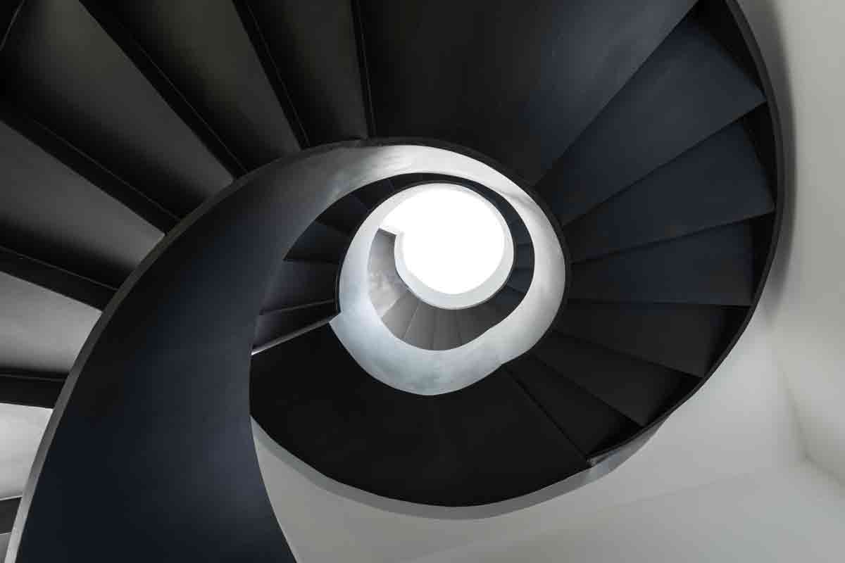 La deslumbrante escalera de caracol, hecha de mármol y acero, es punto focal de la obra