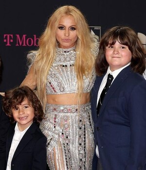 Paulina Rubio y sus hijos en Premios Lo Nuestro 2022.