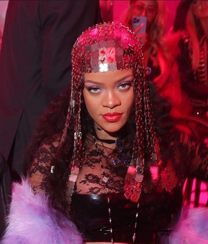 Rihanna y su baby bump conquistan el desfile de Gucci en Milán (Foto: Getty Images)