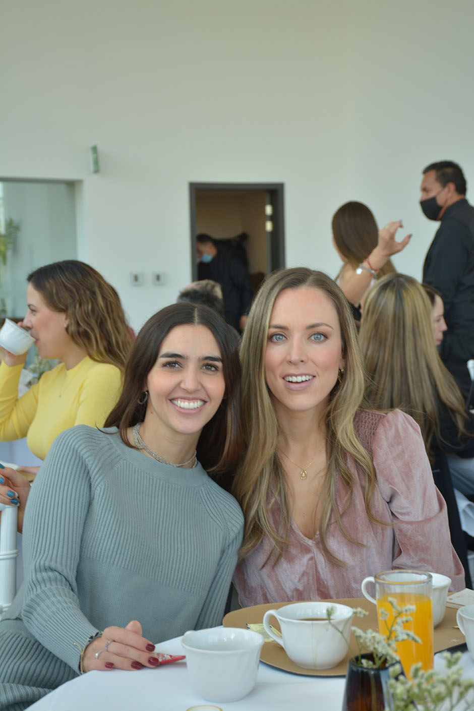 Roxana López, Claudia González
