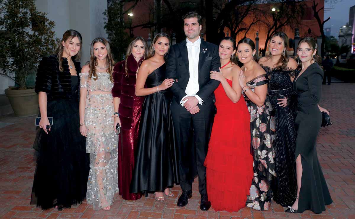 El novio junto a sus primas Perusquía / Fotos: Daniel Saldívar