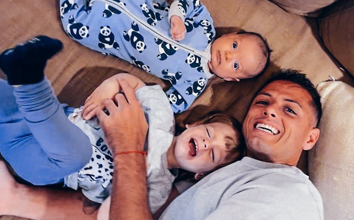 "Chicharito" Hernández reaparece junto a sus hijos en redes sociales. (Foto: Instagram).