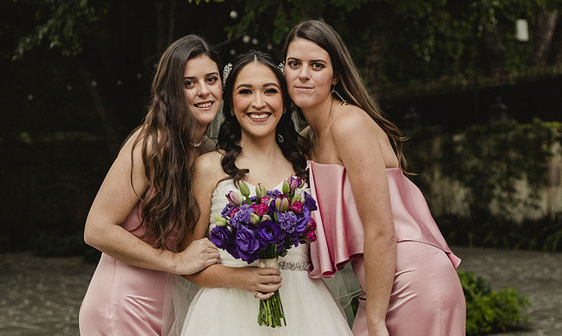 Isabella y Francesa Soto con la novia
