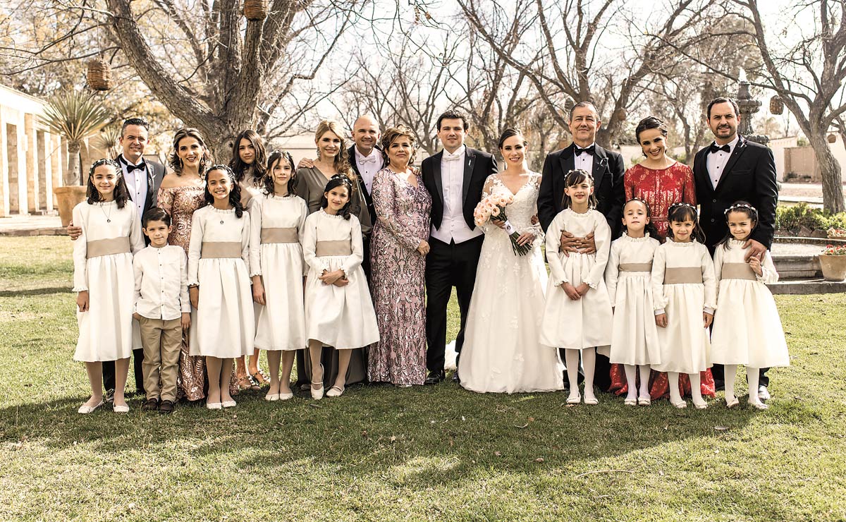 Familia del novio. Manolo, Lorena, Isabella, Leonor, Arturo, Nora, Diego, bárbara, Arturo, Nora, Alfredo, Andrea, Emilio, Regina, Fernanda, Leonor, Re
