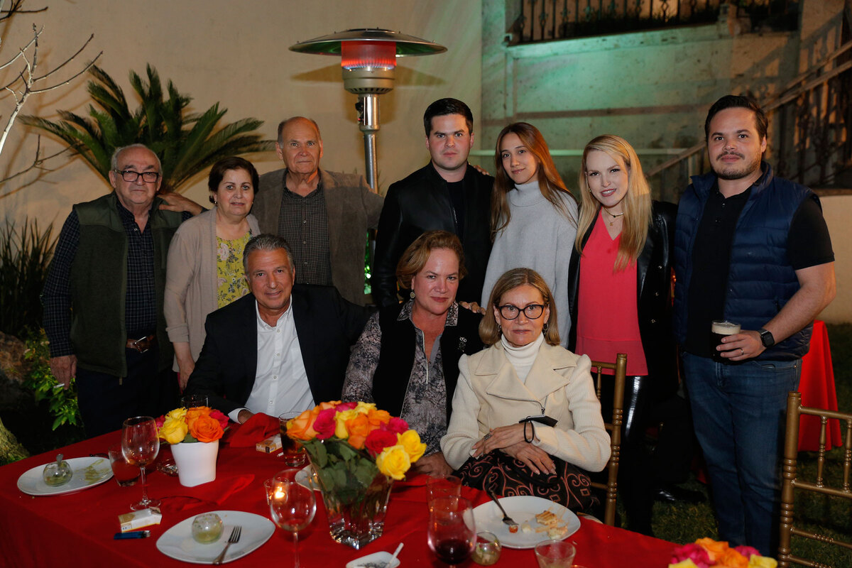 Hugo Martinez, Tere Mier, Hugo Mier, Emilio González, Mónica Medrano, Guadalupe Mier, Ivanna Villarreal, Sergio Mier, Vero Meade y Hugo Mier