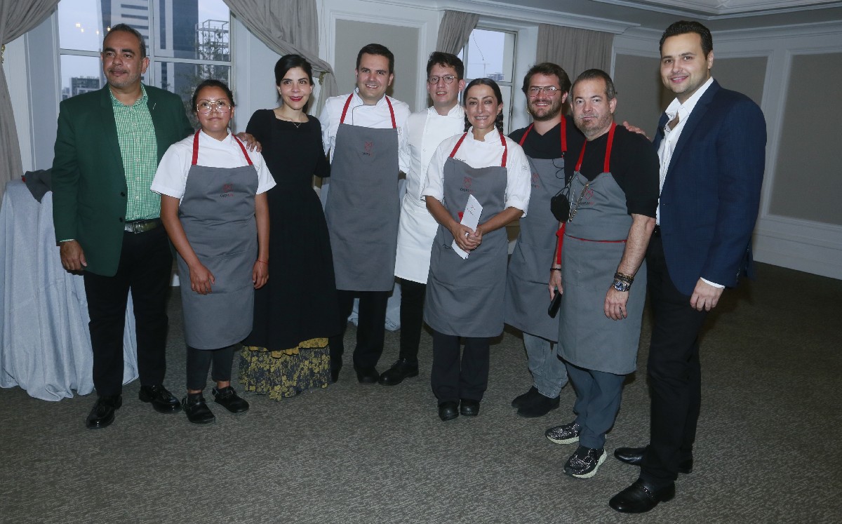 Misael Urzua, Mariana Mayoral, Gaby Ruiz, Alberto Casavantes, Indra Carrillo, Lula Martín del Campo, Alan Wapinski, Alberto Sentíes y Carlos Longoria
