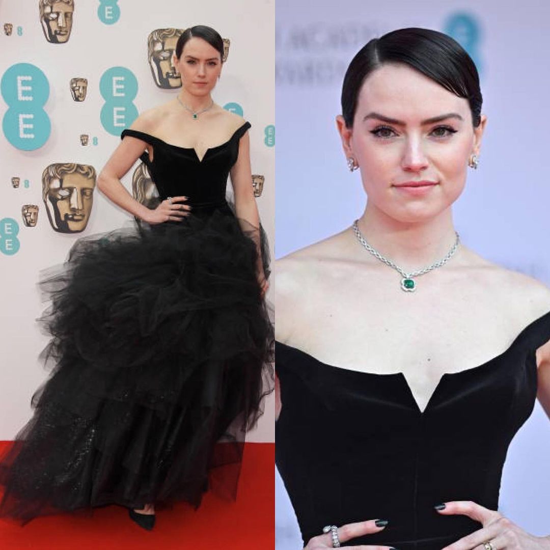 Daisy Ridley en un vestido Vivienne Westwood en color negro