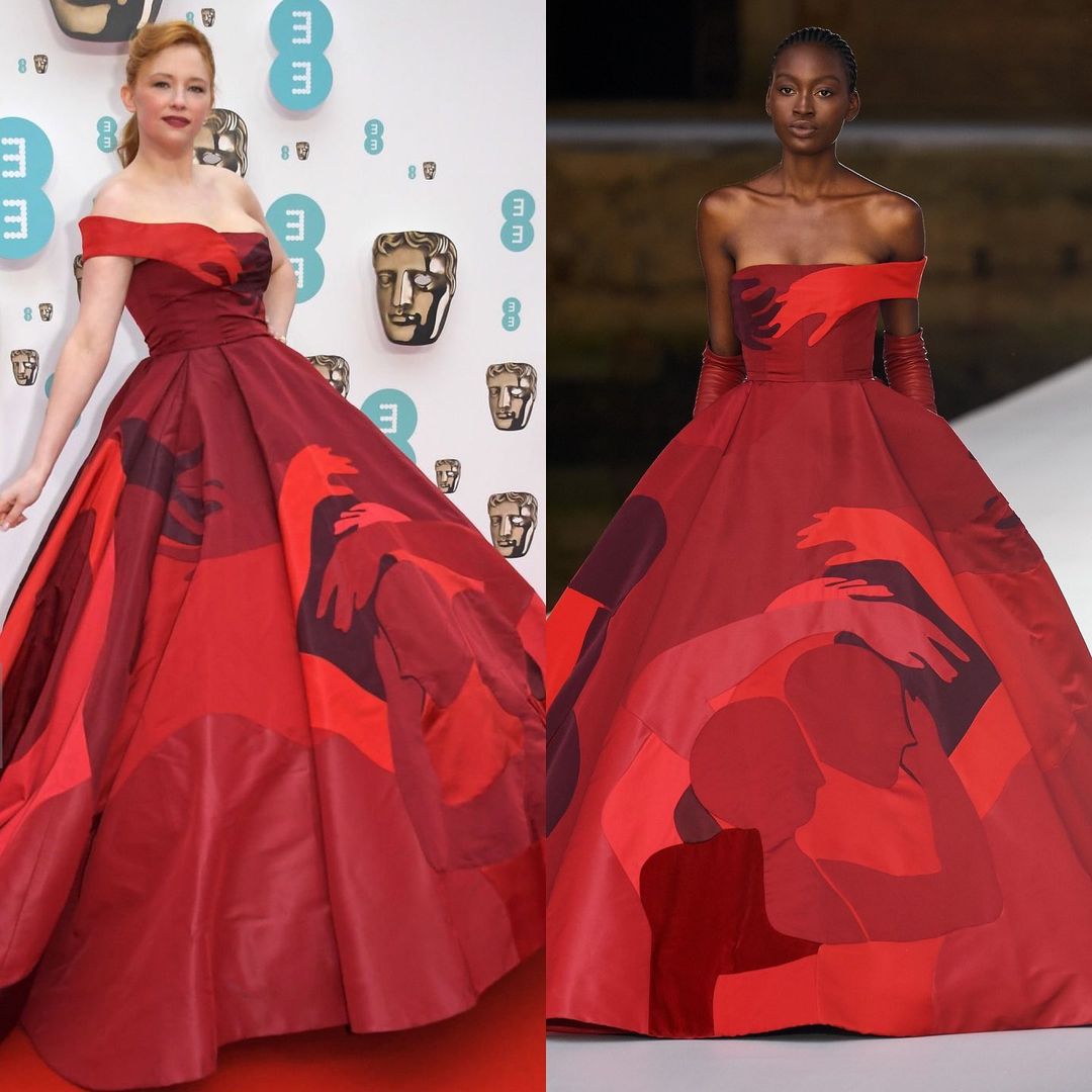Haley Bennett atendió con un vestido rojo Valentino de la colección de alta costura Otoño/Invierno 2021