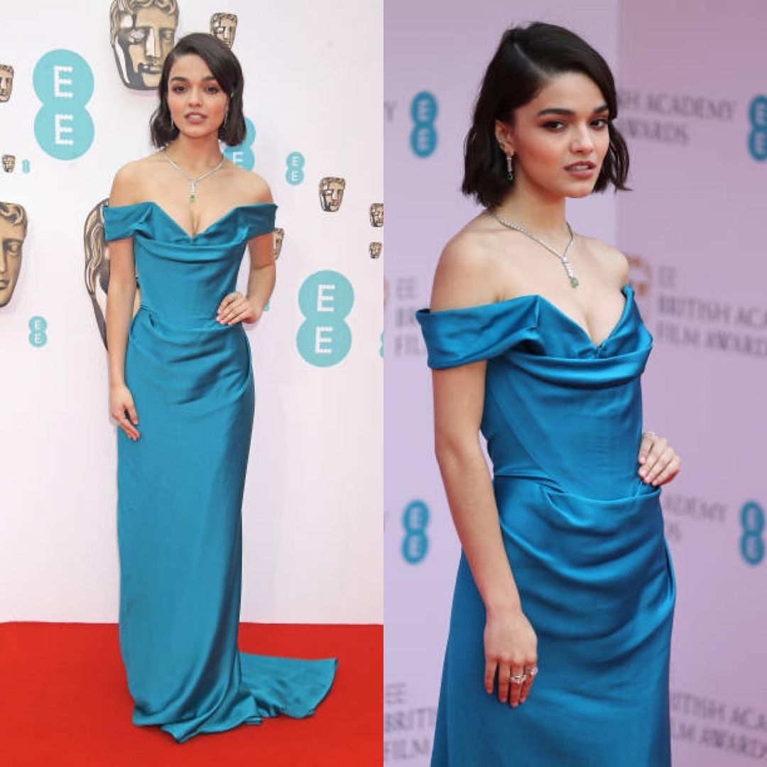 Rachel Zegler llevó un vestido Vivienne Westwood en color azul y joyería de Tiffany & Co.