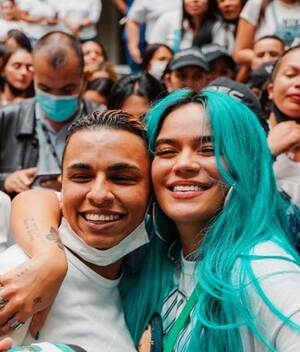 La cantante colombiana Karol G sorprendió a las mujeres reclusas de la cárcel