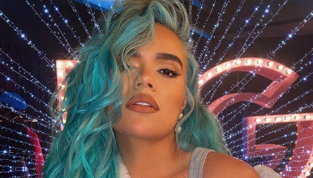 Karol G se une a la tendencia braless con un colorido cardigan. (Foto: Instagram).