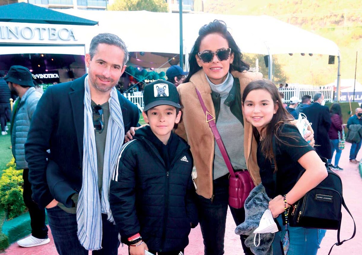 Juan Morales, Gonzalo, Morales, Margó Palaú de Morales y Fernanda Morales,