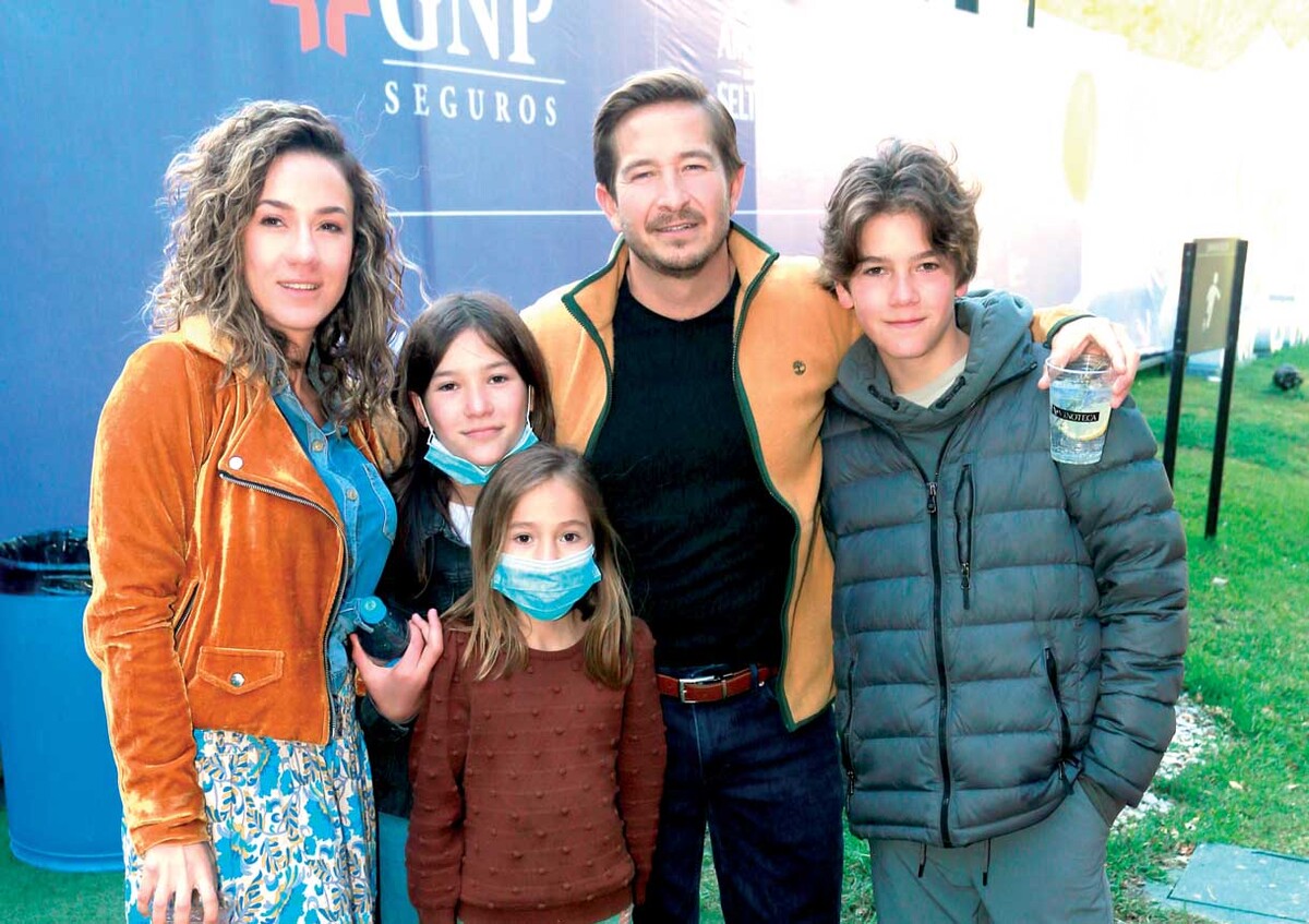 Julia Ramos de Zavala, Ximena Zavala, Sofía Zavala,  Mauricio Zavala y Mateo Zavala