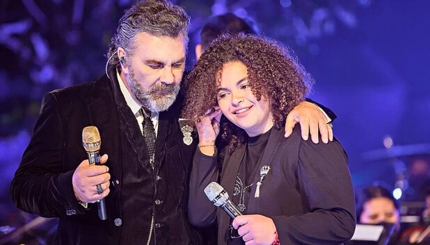 Lucerito Mijares en concierto junto a su padre. (Foto: Instagram).