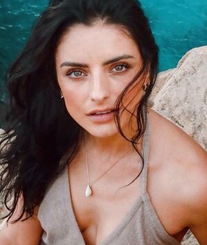Aislinn Derbez da la bienvenida a la primavera en bikini. (Foto: Instagram).