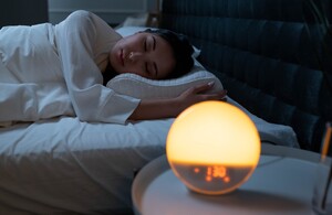 Dormir con luz encendida puede causar diabetes y enfermedades cardíacas. (Foto: Pexels).