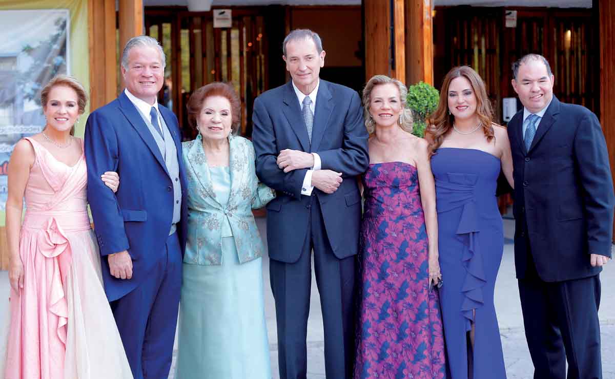 Lucía Martínez, Adrián Benavides, Diamantina de  Benavides, Dom Andrews, Vicky Benavides, Edna Torres y Alberto Benavides / Fotos: Daniel Saldívar