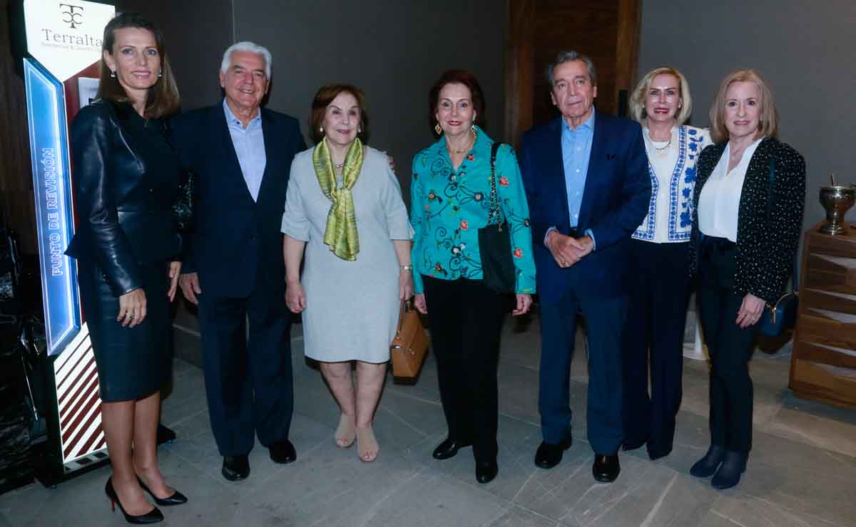 Paloma de Gomez, Hugo Martínez, María Eugenia Treviño de Martínez,  Mágala Elizondo de Martínez, Hernán Martínez, Patricia Gómez de Wise y Ma