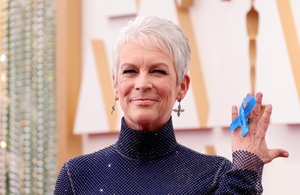 ¿Por qué los famosos llevan un listón azul en los Premios Oscar 2022? (Foto: Getty Images)