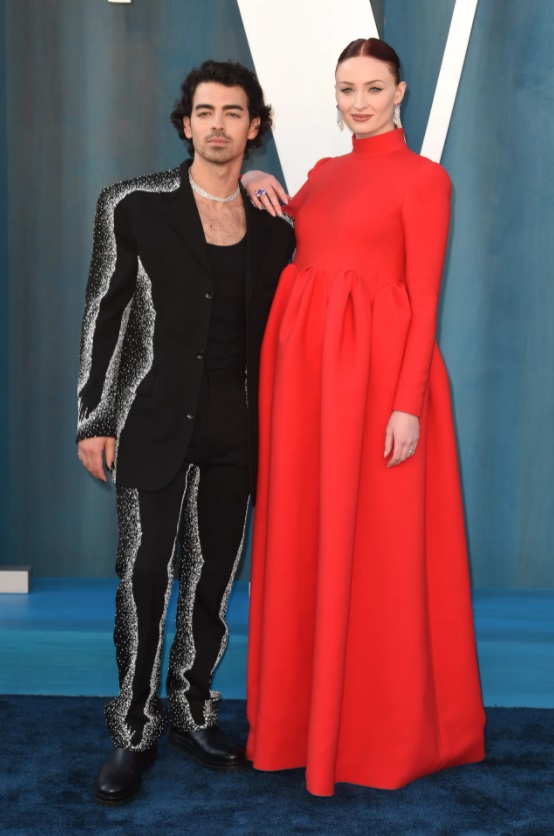 Joe Jonas y Sophie Turner en Louis Vuitton