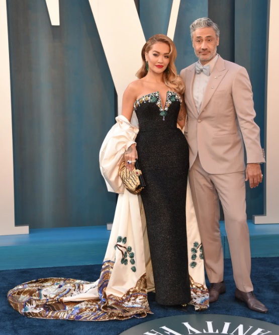 Rita Ora y Taika Waititi en Miss Sohee