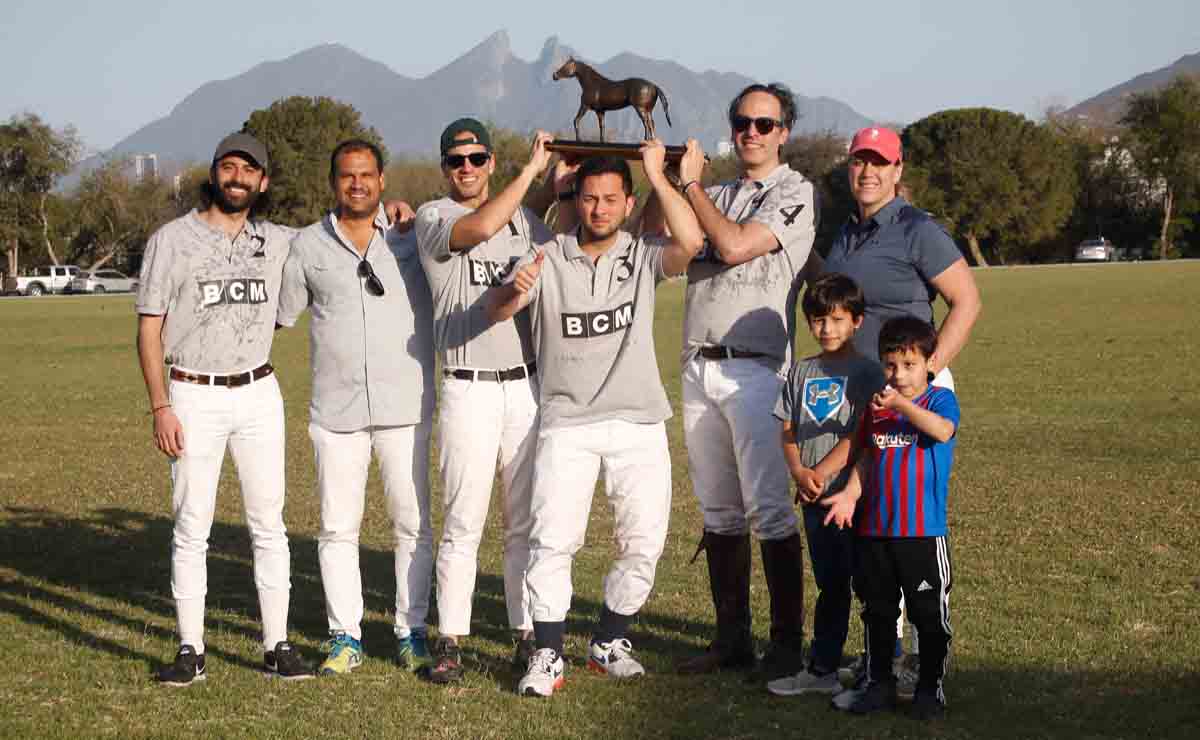 Campeones de Snow Polo Cup. Lorenzo Fernández, Mario Dávila, José Luis de la Lama, Rogelio Sada, Jaime Gracieda y Beth Kuch / Fotos: Antonio Mireles