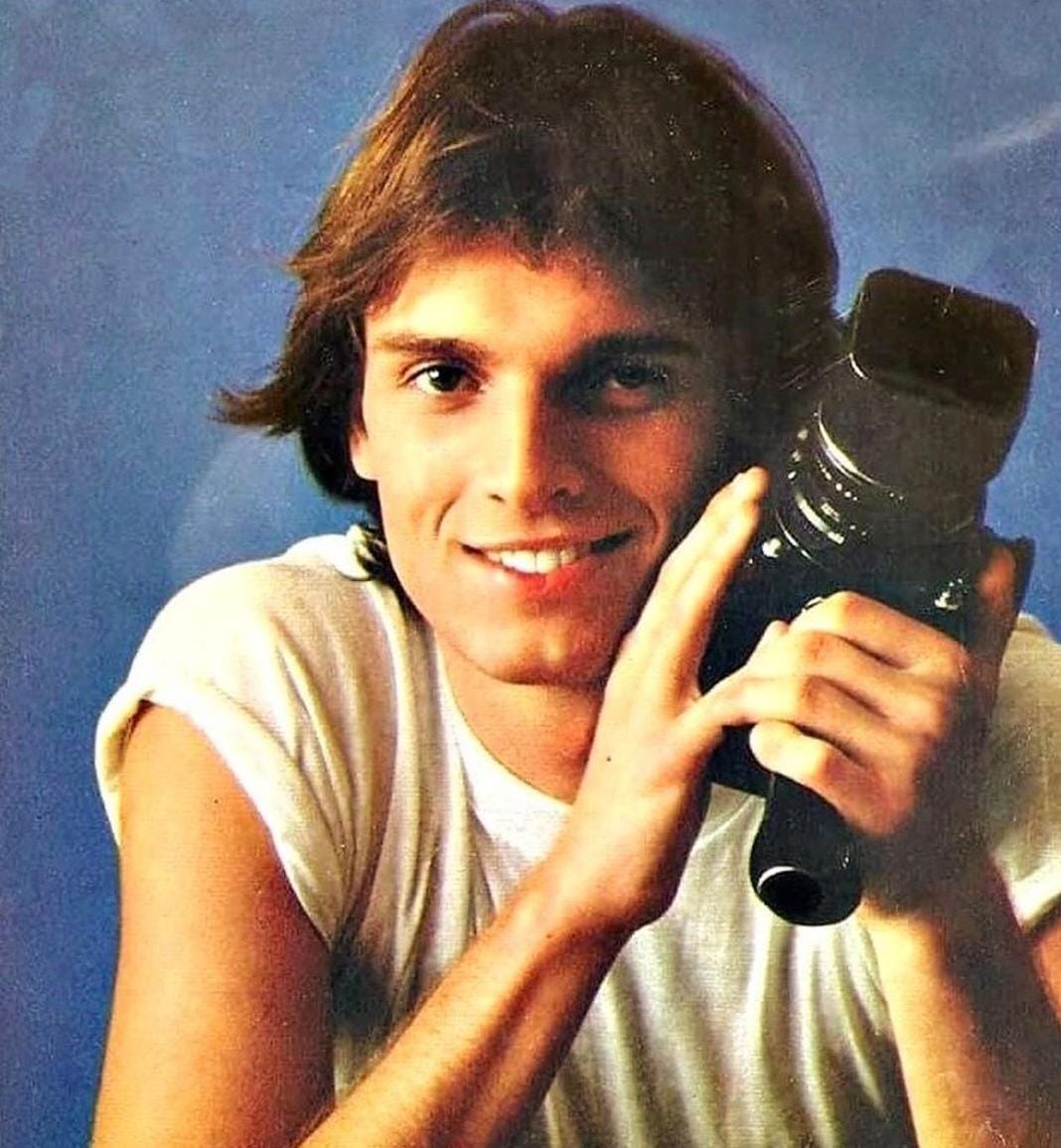 En 1977 firma su primer contrato musical con CBS, con quienes lanzó su primer álbum y la canción, "Linda"