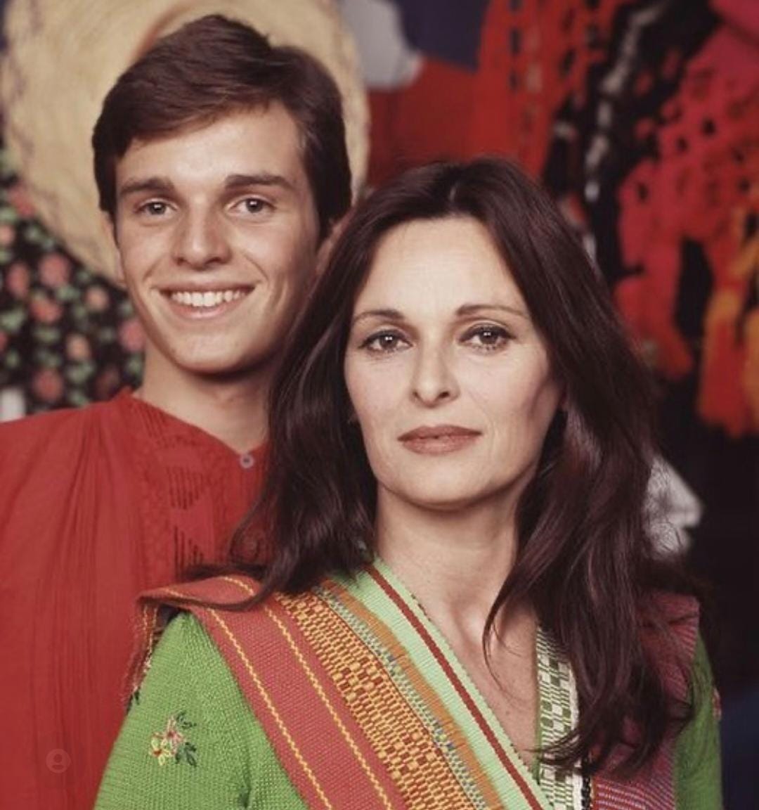 Fue el primer hijo de Luis Miguel y Lucía, pero tiene 2 hermanas: Lucía y Paola