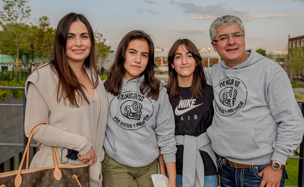 Araceli Alvares, Lizet Reyes, Camila Reyes y Fernando Reyes
