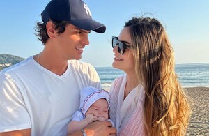 Ximena Navarrete y su esposo celebran el primer mes de su hija. (Foto: Instagram).