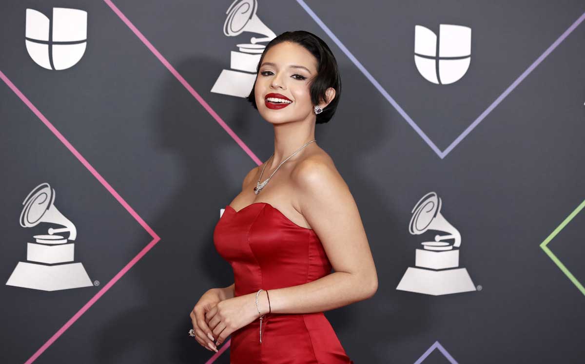 Ángela Aguilar revela su secreto para lucir una cintura...