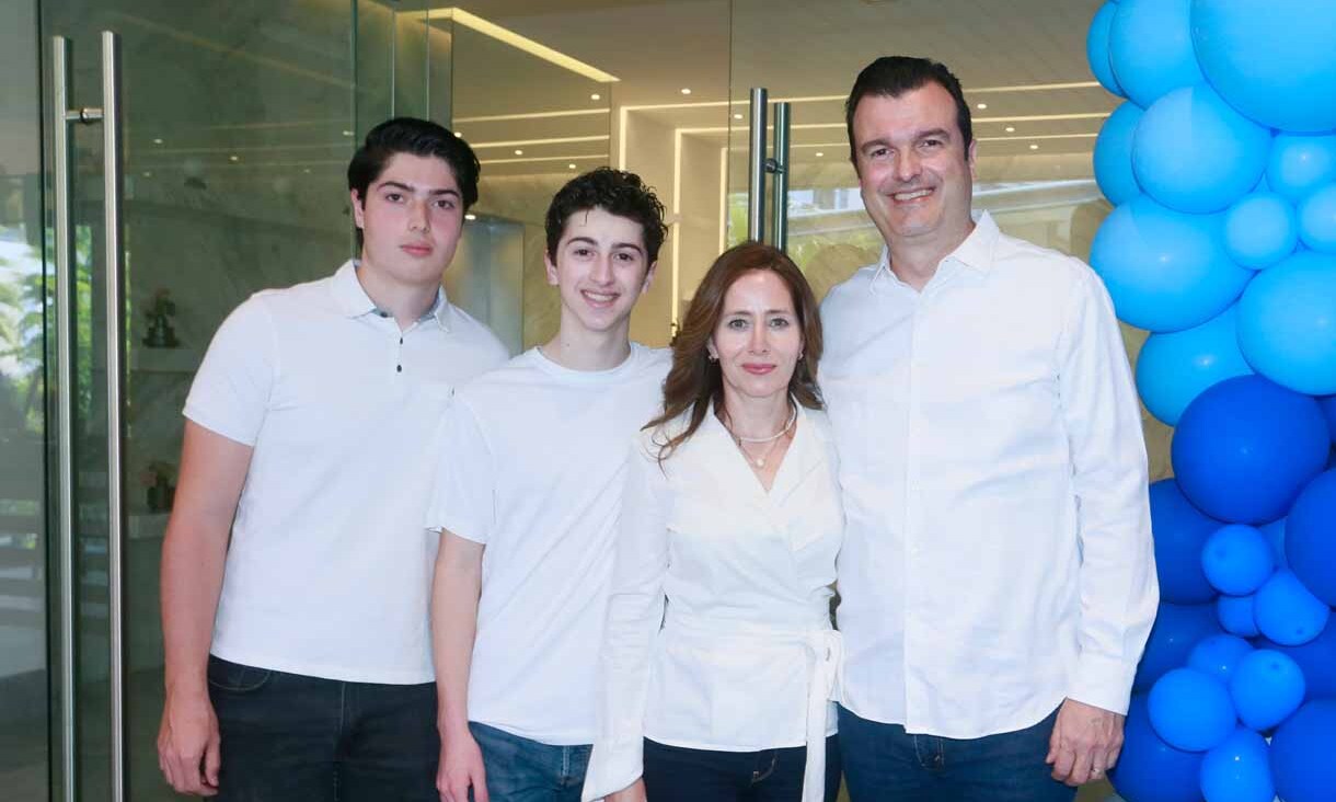 Carlos Bejos, Derek Bejos, Iliana Alanis y Carlos Bejos