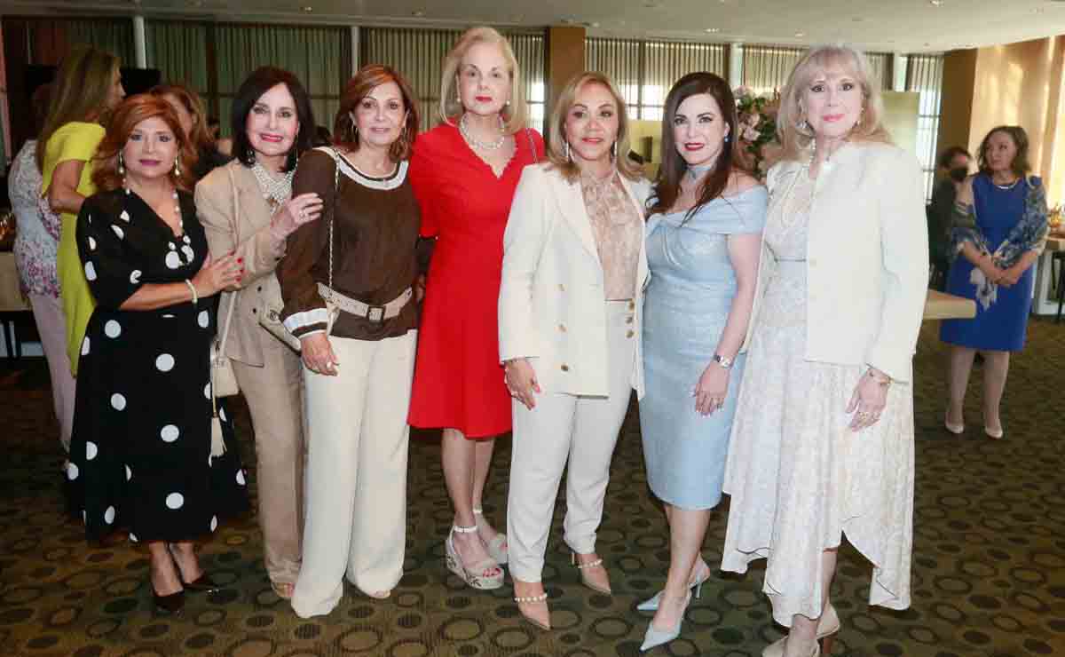 Marlene Dávila de Rodríguez y un grupo de invitadas  / Fotos: Omar Valdez